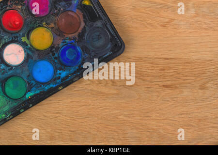 Box mit Aquarell auf Holz- Oberfläche Stockfoto