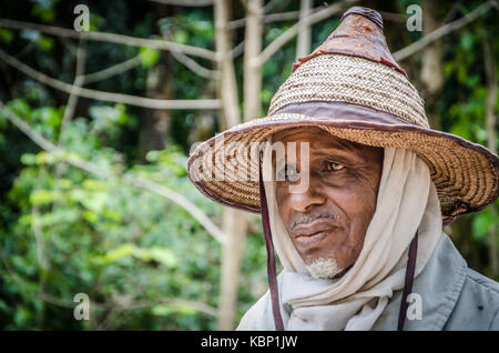 Portrait von Sad suchen fulani Mann in traditioneller Kleidung mit breiten Hut, Ring Road, Kamerun, Zentralafrika Stockfoto