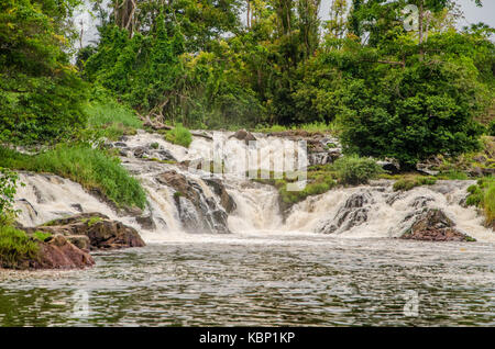 Der berühmte Kribi Wasserfall in Kamerun, Zentralafrika, einer der wenigen Wasserfälle der Welt, die ins Meer fallen Stockfoto
