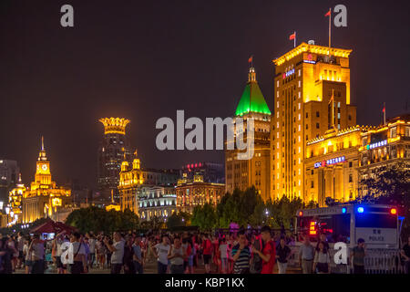 Alte Gebäude auf der Westseite der Bund bei Nacht, Shanghai, China Stockfoto