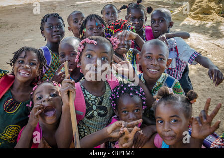 Viele junge afrikanische Kinder mit schön dekorierten Haaren, die Gesichter für die Kamera machen, Cabinda, angolanische, Afrika Stockfoto
