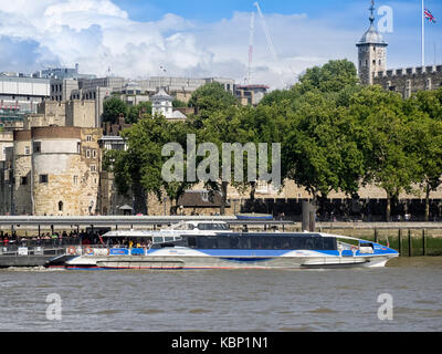 LONDON, Großbritannien - 25. AUGUST 2017: Thames Clipper River Bus am Tower Pier am Tower of London Stockfoto