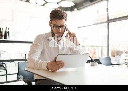 Geschäftsmann auf Kaffeepause im Cafe Stockfoto