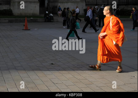 Zwei buddhistische Mönch besichtigen den Trafalgar-Platz, sie machen Bilder voneinander. Stockfoto