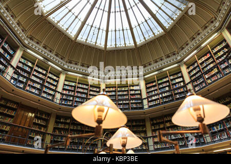 Der Leseraum, bis zu den gewölbten Decke der Maughan Bibliothek, King's College, London, England, UK anzeigen Stockfoto