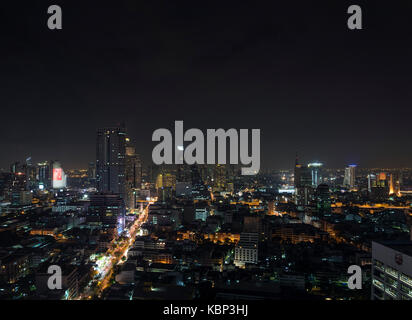 Moderne Gebäude in Silom Gegend im Zentrum von Bangkok bei Nacht Stockfoto