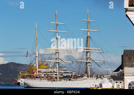 Die Sail Training Schiff Statsraad Lehmkuhl mit jungen Offizieren und Mannschaften zählt der norwegischen Marine, Männer und Frauen, am Bergen Stockfoto