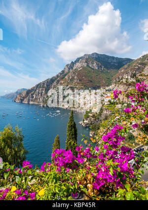 Die Häuser von Positano an der Bucht und Felsen an der Amalfiküste in Italien Stockfoto