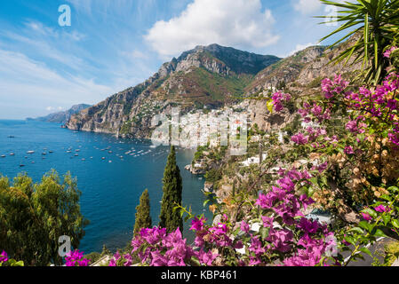 Einen malerischen Blick auf die Stadt Positano an der Amalfiküste Stockfoto