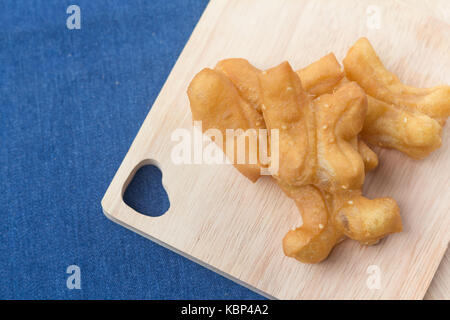 Traditionelle chinesische Snacks Frittierte Doughstick (Pa Tong Gehen) auf Holzplatte. (Soft Focus). Stockfoto