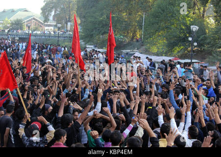 Srinagar, Indien. 29 Sep, 2017. Polizei am Freitag vereitelt mehrere Muharram Prozessionen in Srinagar durch Rückgriff auf Baton - kostenlos und Tränengas Beschuss auf schiitische Trauernden. Credit: Nasir Khan/Pacific Press/Alamy leben Nachrichten Stockfoto