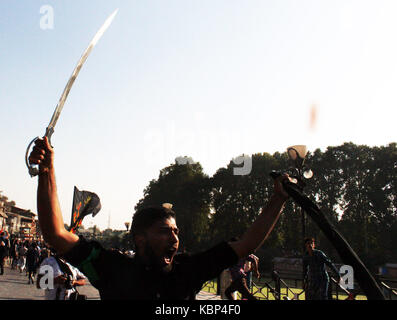 Srinagar, Indien. 29 Sep, 2017. Polizei am Freitag vereitelt mehrere Muharram Prozessionen in Srinagar durch Rückgriff auf Baton - kostenlos und Tränengas Beschuss auf schiitische Trauernden. Credit: Nasir Khan/Pacific Press/Alamy leben Nachrichten Stockfoto