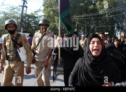 Srinagar, Indien. 29 Sep, 2017. Polizei am Freitag vereitelt mehrere Muharram Prozessionen in Srinagar durch Rückgriff auf Baton - kostenlos und Tränengas Beschuss auf schiitische Trauernden. Credit: Nasir Khan/Pacific Press/Alamy leben Nachrichten Stockfoto