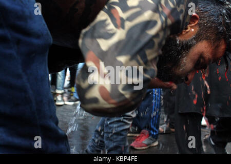 Srinagar, Indien. 29 Sep, 2017. Polizei am Freitag vereitelt mehrere Muharram Prozessionen in Srinagar durch Rückgriff auf Baton - kostenlos und Tränengas Beschuss auf schiitische Trauernden. Credit: Nasir Khan/Pacific Press/Alamy leben Nachrichten Stockfoto