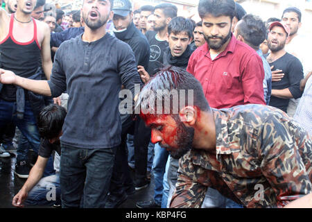 Srinagar, Indien. 29 Sep, 2017. Polizei am Freitag vereitelt mehrere Muharram Prozessionen in Srinagar durch Rückgriff auf Baton - kostenlos und Tränengas Beschuss auf schiitische Trauernden. Credit: Nasir Khan/Pacific Press/Alamy leben Nachrichten Stockfoto