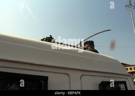 Srinagar, Indien. 29 Sep, 2017. Polizei am Freitag vereitelt mehrere Muharram Prozessionen in Srinagar durch Rückgriff auf Baton - kostenlos und Tränengas Beschuss auf schiitische Trauernden. Credit: Nasir Khan/Pacific Press/Alamy leben Nachrichten Stockfoto