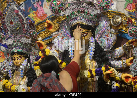 Kolkata, Indien. 30 Sep, 2017. Verheiratete Frauen durchführen Baran Ritual in den letzten Tag der Durga Puja Festival in Kolkata. verheirateten Frauen von Dwan Bari oder Haus Baran Rituale, die am letzten Tag der Durga Puja Festival durchführen am 30. September 2017 in Kalkutta. Wie pro Bengali Rituale 5. oder letzten Tag der Durga Puja Vijaya Dasami ist in letzter Tag Durga Idol immersion auf Vijaya Dasami Abschluss der Durga Puja Festival. Credit: Saikat Paul/Pacific Press/Alamy leben Nachrichten Stockfoto