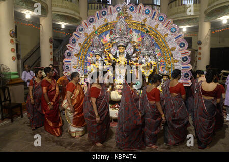 Kolkata, Indien. 30 Sep, 2017. Verheiratete Frauen durchführen Baran Ritual in den letzten Tag der Durga Puja Festival in Kolkata. verheirateten Frauen von Dwan Bari oder Haus Baran Rituale, die am letzten Tag der Durga Puja Festival durchführen am 30. September 2017 in Kalkutta. Wie pro Bengali Rituale 5. oder letzten Tag der Durga Puja Vijaya Dasami ist in letzter Tag Durga Idol immersion auf Vijaya Dasami Abschluss der Durga Puja Festival. Credit: Saikat Paul/Pacific Press/Alamy leben Nachrichten Stockfoto