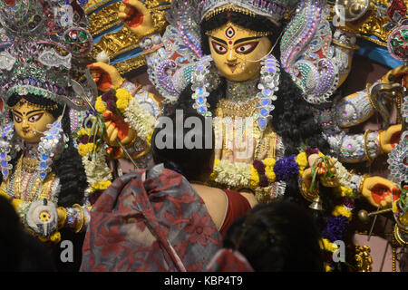 Kolkata, Indien. 30 Sep, 2017. Verheiratete Frauen durchführen Baran Ritual in den letzten Tag der Durga Puja Festival in Kolkata. verheirateten Frauen von Dwan Bari oder Haus Baran Rituale, die am letzten Tag der Durga Puja Festival durchführen am 30. September 2017 in Kalkutta. Wie pro Bengali Rituale 5. oder letzten Tag der Durga Puja Vijaya Dasami ist in letzter Tag Durga Idol immersion auf Vijaya Dasami Abschluss der Durga Puja Festival. Credit: Saikat Paul/Pacific Press/Alamy leben Nachrichten Stockfoto