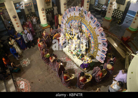 Kolkata, Indien. 30 Sep, 2017. Verheiratete Frauen durchführen Baran Ritual in den letzten Tag der Durga Puja Festival in Kolkata. verheirateten Frauen von Dwan Bari oder Haus Baran Rituale, die am letzten Tag der Durga Puja Festival durchführen am 30. September 2017 in Kalkutta. Wie pro Bengali Rituale 5. oder letzten Tag der Durga Puja Vijaya Dasami ist in letzter Tag Durga Idol immersion auf Vijaya Dasami Abschluss der Durga Puja Festival. Credit: Saikat Paul/Pacific Press/Alamy leben Nachrichten Stockfoto