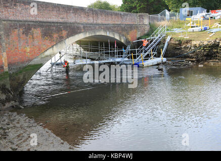 Reparaturarbeiten zu Wilford Brücke, Fluss Deben, Melton, Suffolk, England, Großbritannien Stockfoto