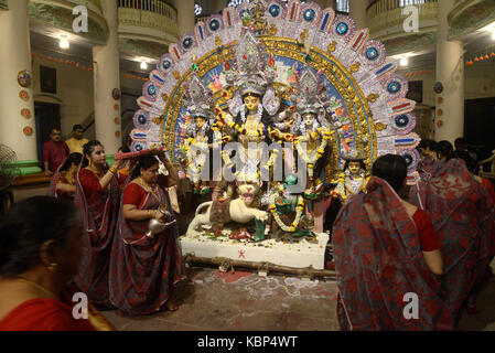 Kolkata, Indien. 30 Sep, 2017. Verheiratete Frauen durchführen Baran Ritual in den letzten Tag der Durga Puja Festival in Kolkata. verheirateten Frauen von Dwan Bari oder Haus Baran Rituale, die am letzten Tag der Durga Puja Festival durchführen am 30. September 2017 in Kalkutta. Wie pro Bengali Rituale 5. oder letzten Tag der Durga Puja Vijaya Dasami ist in letzter Tag Durga Idol immersion auf Vijaya Dasami Abschluss der Durga Puja Festival. Credit: Saikat Paul/Pacific Press/Alamy leben Nachrichten Stockfoto