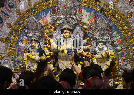 Kolkata, Indien. 30 Sep, 2017. Verheiratete Frauen durchführen Baran Ritual in den letzten Tag der Durga Puja Festival in Kolkata. verheirateten Frauen von Dwan Bari oder Haus Baran Rituale, die am letzten Tag der Durga Puja Festival durchführen am 30. September 2017 in Kalkutta. Wie pro Bengali Rituale 5. oder letzten Tag der Durga Puja Vijaya Dasami ist in letzter Tag Durga Idol immersion auf Vijaya Dasami Abschluss der Durga Puja Festival. Credit: Saikat Paul/Pacific Press/Alamy leben Nachrichten Stockfoto