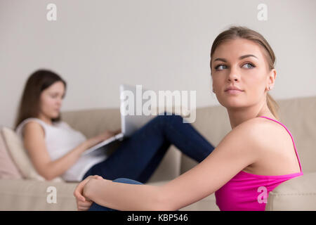 Portrait von nachdenklich Mädchen, Freundin mit Laptop auf backgroun Stockfoto