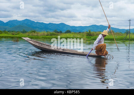 INLE SEE, MYANMAR - 07.SEPTEMBER: burmesische Fischer am Inle Lake Myanmar am 07 September 2017, Inle See ist ein Süßwassersee in Shan Staat entfernt Stockfoto
