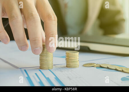 Geld-, Finanz-, Wirtschafts- wachstum Konzept, Hand's Business Mann Geld Münzen Münzen zu stapeln. Stockfoto