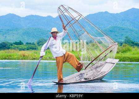 INLE SEE, MYANMAR - 07.SEPTEMBER: burmesische Fischer am Inle Lake Myanmar am 07 September 2017, Inle See ist ein Süßwassersee in Shan Staat entfernt Stockfoto