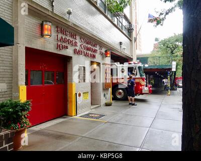 Vor der Station als Nyfd fire truck Ausstiege auf der Upper East Side. Motor Company 22, Leiter Unternehmen 13, 10 Battalion. New York, NY, USA. Stockfoto