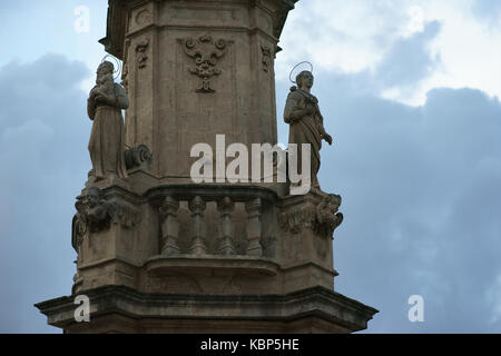 Sant'Oronzo Statue und Obelisk in Pazza della libertá, Ostuni, Apulien, Italien Stockfoto