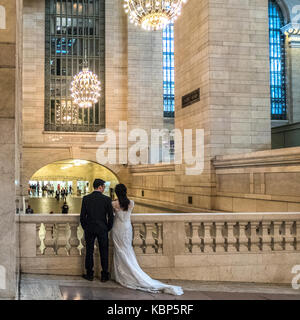 New York, USA, 29. September 2017. Brautpaar watch Passanten in der New Yorker Grand Central Station. Foto von Enrique Ufer Stockfoto