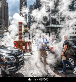 New York, USA, 29. September 2017. Fußgänger verhandeln Autos und Dampf zu 42nd Street neben der Grand Central Station in Midtown New York City. Stockfoto