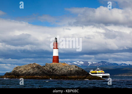 Leuchtturm Les Eclaireurs mit Ausflugsboot in den Beagle Kanal in der Nähe von Ushuaia, Feuerland, Patagonien, Argentinien, Südamerika Stockfoto