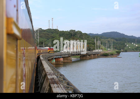 Panama Canal Railway, Zug überqueren Sie eine Brücke Stockfoto
