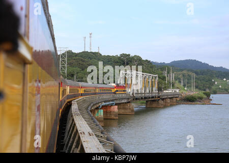Panama Canal Railway, Zug überqueren Sie eine Brücke Stockfoto