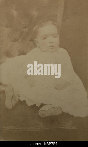 Amerikanisches Archivstudio monochrome Porträtfotografie eines Babys in weißem Kleid, aufgenommen im späten 19th. Jahrhundert in den USA Stockfoto