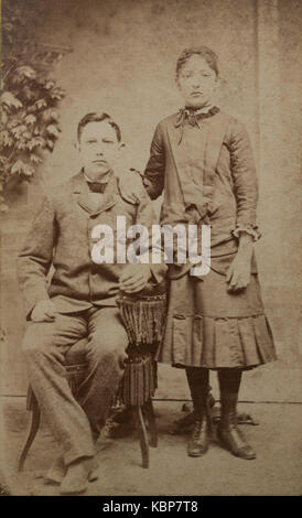 Amerikanisches Archiv monochrome Studio-Portraitfotografie von Jungen und Mädchen, Bruder und Schwester, Geschwister, aufgenommen im späten 19. Jahrhundert in den USA Stockfoto