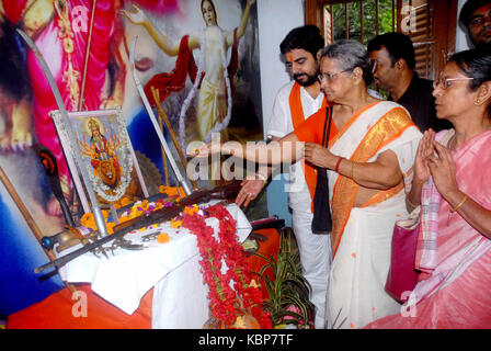 Kolkata, Indien. 30 Sep, 2017. Aktivist der Vishva Hindu Parishad (VHP) nehmen an Astra Puja (Waffe Anbetung) als Teil des Vijaya Dashami der Durga Puja Festival am 30. September 2017 in Kalkutta. Credit: Saikat Paul/Pacific Press/Alamy leben Nachrichten Stockfoto