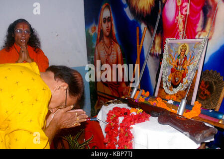 Kolkata, Indien. 30 Sep, 2017. Aktivist der Vishva Hindu Parishad (VHP) nehmen an Astra Puja (Waffe Anbetung) als Teil des Vijaya Dashami der Durga Puja Festival am 30. September 2017 in Kalkutta. Credit: Saikat Paul/Pacific Press/Alamy leben Nachrichten Stockfoto