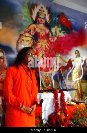 Kolkata, Indien. 30 Sep, 2017. Aktivist der Vishva Hindu Parishad (VHP) nehmen an Astra Puja (Waffe Anbetung) als Teil des Vijaya Dashami der Durga Puja Festival am 30. September 2017 in Kalkutta. Credit: Saikat Paul/Pacific Press/Alamy leben Nachrichten Stockfoto