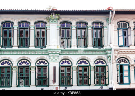 Zeilen im Kolonialstil in Geschäftshäusern an Tanjong Pagar in der Nähe von Chinatown in Singapur gesehen. Diese charmanten engen Einheiten in einer Reihe gebaut wurden typische pre-Welt Stockfoto