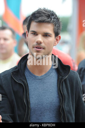 MIAMI GARDENS, FL - 12. SEPTEMBER: Twilight Schauspieler Taylor Lautner ist hier außerhalb von Sun Life Stadium gesehen für die Monday Night Football Spiel. Am 12. September 2011 in Miami, Florida. Personen: Taylor Lautner Getriebe Ref: FLXX Credit: Hoo-Me.com/MediaPunch Stockfoto