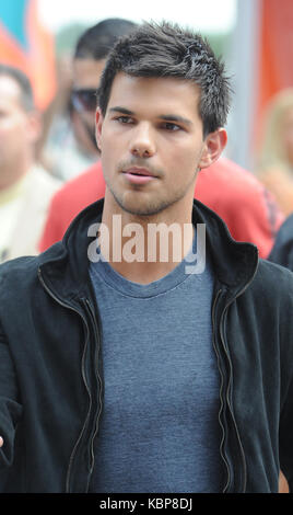 MIAMI GARDENS, FL - 12. SEPTEMBER: Twilight Schauspieler Taylor Lautner ist hier außerhalb von Sun Life Stadium gesehen für die Monday Night Football Spiel. Am 12. September 2011 in Miami, Florida. Personen: Taylor Lautner Getriebe Ref: FLXX Credit: Hoo-Me.com/MediaPunch Stockfoto