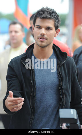 MIAMI GARDENS, FL - 12. SEPTEMBER: Twilight Schauspieler Taylor Lautner ist hier außerhalb von Sun Life Stadium gesehen für die Monday Night Football Spiel. Am 12. September 2011 in Miami, Florida. Personen: Taylor Lautner Getriebe Ref: FLXX Credit: Hoo-Me.com/MediaPunch Stockfoto