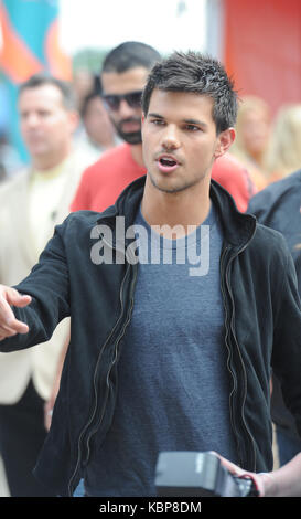 MIAMI GARDENS, FL - 12. SEPTEMBER: Twilight Schauspieler Taylor Lautner ist hier außerhalb von Sun Life Stadium gesehen für die Monday Night Football Spiel. Am 12. September 2011 in Miami, Florida. Personen: Taylor Lautner Getriebe Ref: FLXX Credit: Hoo-Me.com/MediaPunch Stockfoto