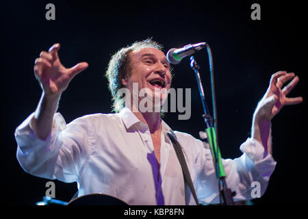 Ray Davies, bei einem Konzert in Chicago live, im Jahr 2006. Stockfoto