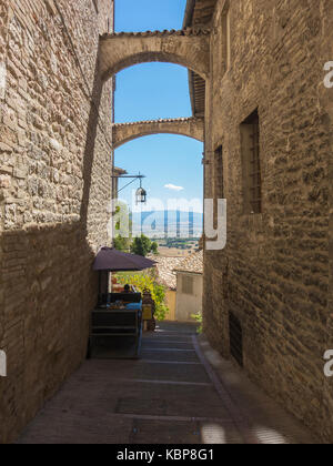 Assisi, Italien. Blick auf die Straßen der Altstadt, die zum UNESCO-Weltkulturerbe Stockfoto